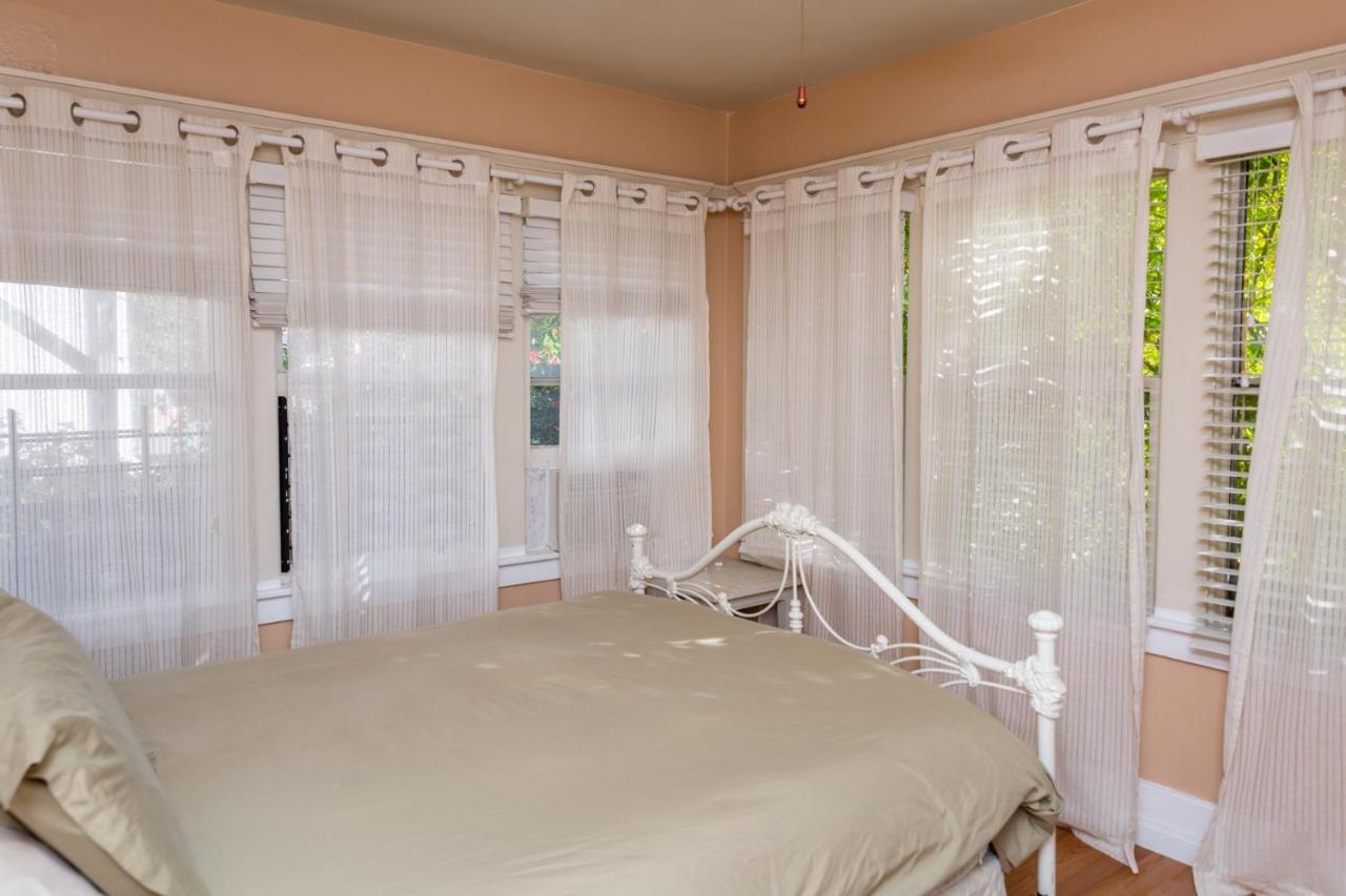 Hollywood Hills Suites Los Angeles Exterior photo