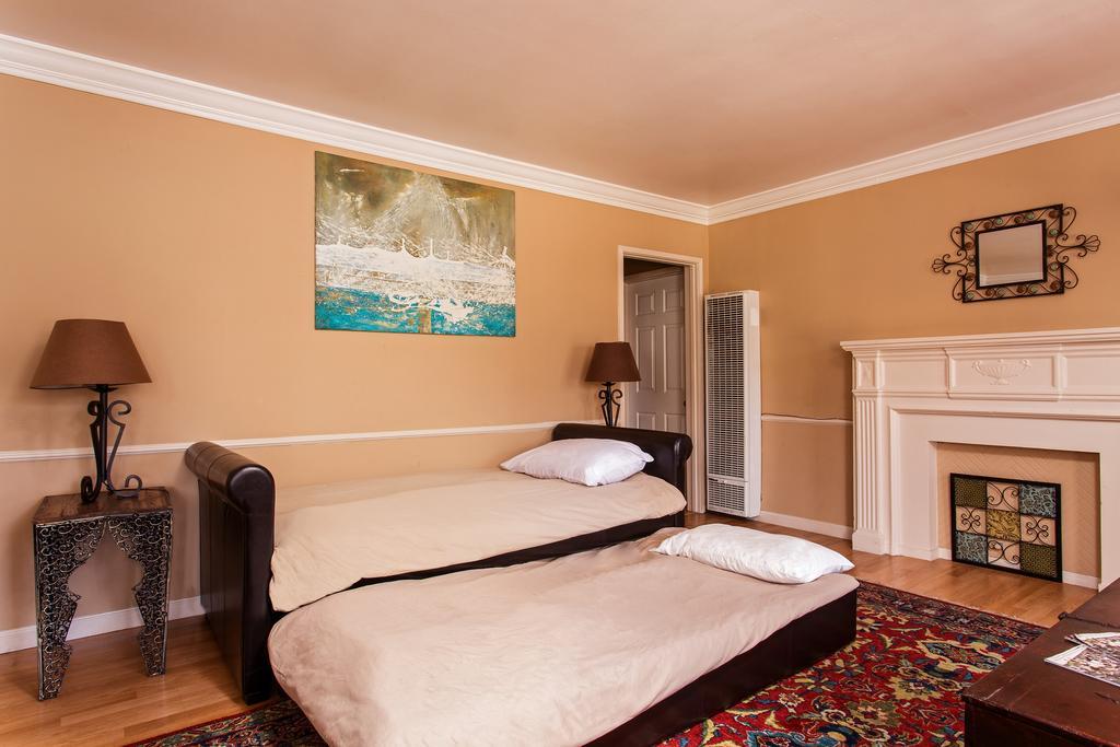 Hollywood Hills Suites Los Angeles Exterior photo